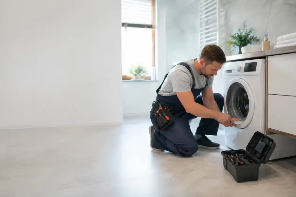 Диагностика стиральной машины Bosch — мастер проверяет проводку, датчики и электронный модуль